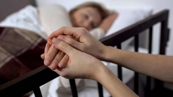 Daughter Supporting Her Terminally Ill Mother Lying Hospital Bed Hospice — Stock Photo, Image