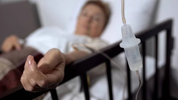Contador Gotas Cerca Mujer Mayor Enferma Bajo Tratamiento Terapia Medicina —  Fotos de Stock