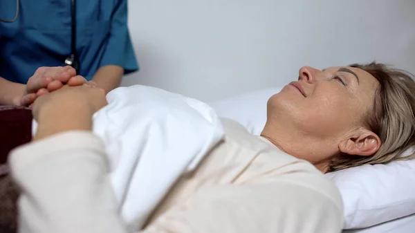 Médico Assistente Segurando Mão Paciente Sexo Feminino Apoiando Hospice — Fotografia de Stock