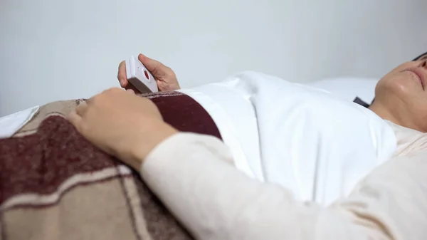 Хіба Жінка Лікарняному Ліжку Тримає Аварійну Кнопку Медицину Охорону Здоров — стокове фото