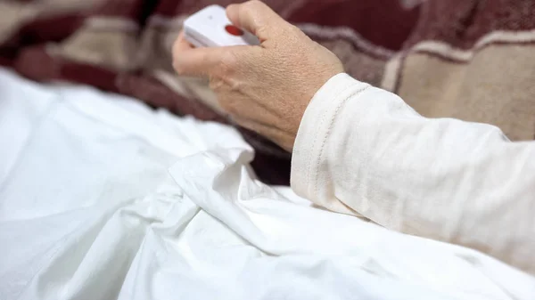 Pulsando Botón Del Paciente Para Aliviar Agonía Llamando Enfermera Para — Foto de Stock