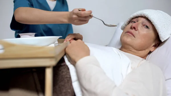 Enfermera Terminal Mirando Cámara Enfermera Alimentando Paciente Enfermedad Alzheimer — Foto de Stock