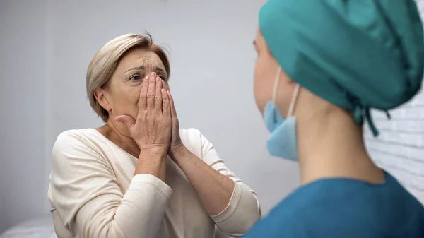 Медсестра Рассказывает Взрослым Пациентам Шокирующие Новости Испуганная Женщина Истерически Плачет — стоковое фото