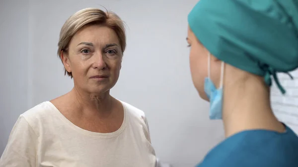 Kameraya Bakan Ağlayan Kadın Doktordan Test Sonuçları Aldı Kötü Teşhis — Stok fotoğraf