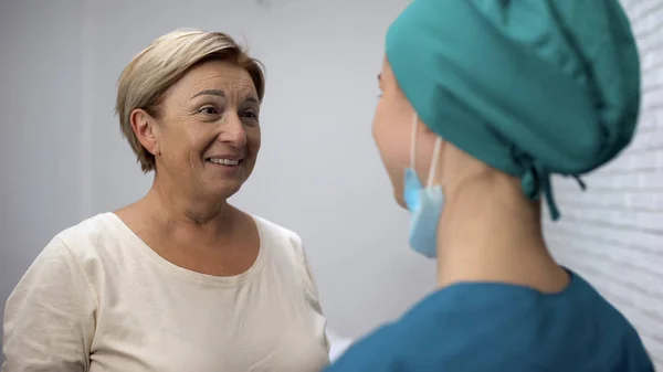 Mujer Escuchando Buenas Noticias Del Médico Sintiéndose Feliz Recuperación Remisión — Foto de Stock