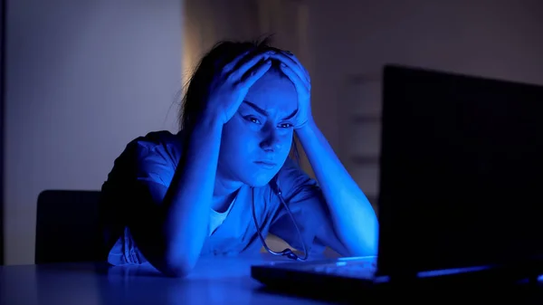 Cansado Médico Joven Que Trabaja Computadora Por Noche Preparándose Para —  Fotos de Stock