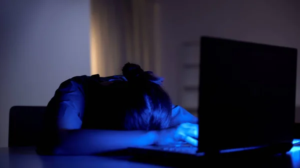 Εξαντλημένος Ελεύθερος Ύπνος Ενώ Εργαζόταν Στον Υπολογιστή Έννοια Της Προθεσμίας — Φωτογραφία Αρχείου