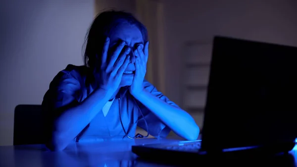 Giovane Medico Che Piange Lavorando Laptop Stress Perdita Paziente Turno — Foto Stock