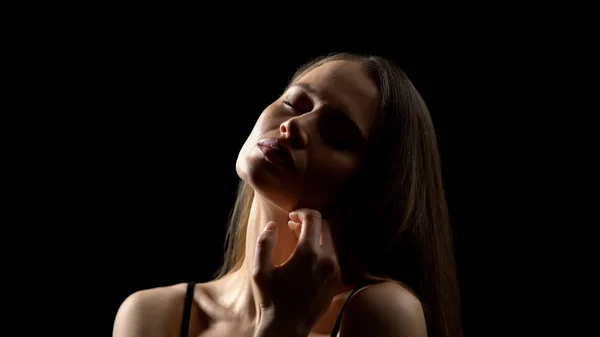 Mujer Joven Seductora Acariciando Cuerpo Contra Fondo Negro Servicio Escolta — Foto de Stock