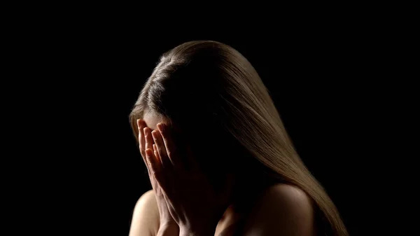 Страшна Жінка Плаче Ховається Обличчям Долонями Захист Прав Жінок — стокове фото