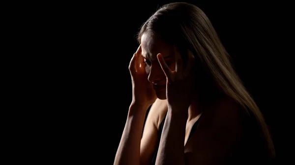 Zdesperowana Kobieta Trzyma Głowę Cierpiących Stres Życie Problemy Zdrowotne — Zdjęcie stockowe