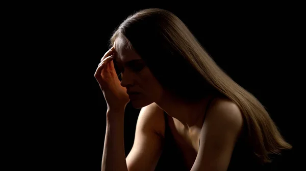 Eenzame Vrouw Die Hoofd Vasthoudt Lijdt Aan Migraine Spanningen Probleem — Stockfoto