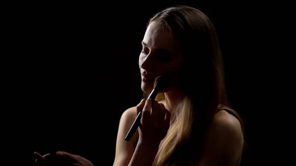 Mulher Bonita Aplicando Pele Com Escova Contra Fundo Escuro Maquiagem — Fotografia de Stock