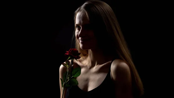 Piękna Kobieta Trzyma Czerwoną Różę Romantyczną Teraźniejszość Ukochanej Kobieco — Zdjęcie stockowe