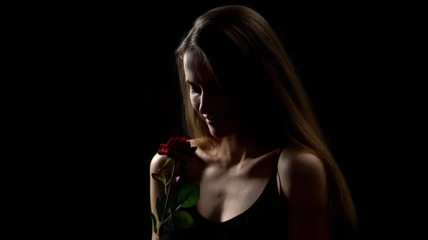 Mosolygós Aki Piros Rózsa Romantikus Szimbólum Nőiesség Valentin Nap — Stock Fotó