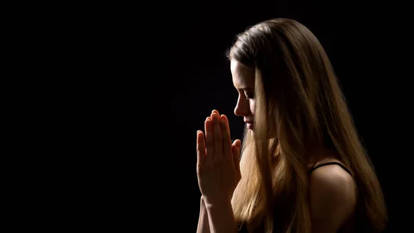 Gläubige Frau Die Gott Betet Isoliert Auf Schwarzem Hintergrund Religionskonzept — Stockfoto