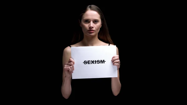 Mulher Mostrando Riscado Sexismo Palavra Sinal Homens Mulheres Direitos Igualdade — Fotografia de Stock