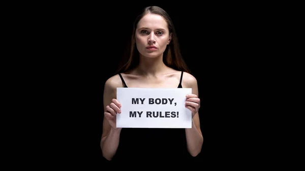Mujer Mostrando Cuerpo Mis Reglas Signo Aceptando Imperfecciones Individuales Libertad — Foto de Stock