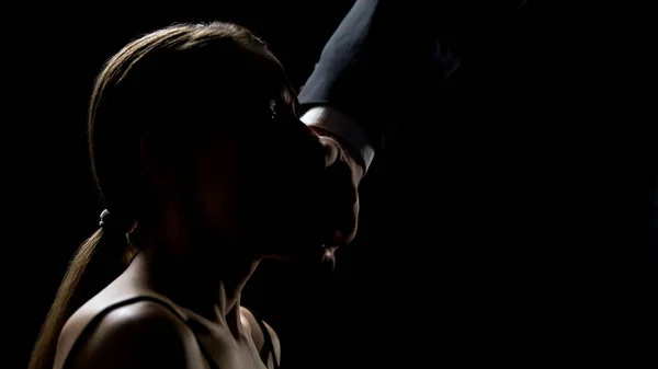 Man Stängning Munnen Till Förödmjukade Flicka Mot Svart Bakgrund Kidnappning — Stockfoto