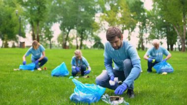 Bir grup gönüllü parkta çöp toplayıp, doğal kaynakları, gezegeni kurtarıyor