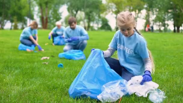 学校女孩与一群生态志愿者捡垃圾公园，拯救自然 — 图库视频影像
