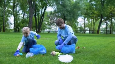 Baba ve kızı parkta çöp toplayıp gönüllü projeye katılıyor