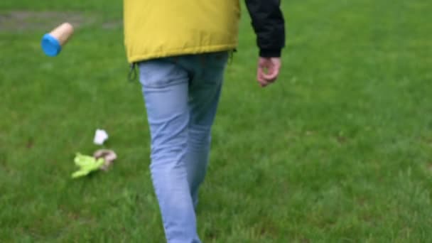 Jeune homme jetant tasse en papier vide, homme âgé responsable collecte des ordures — Video