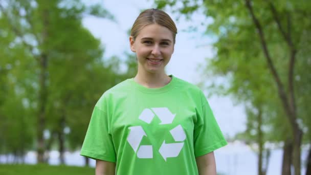 Pretty kaukasiska kvinnan återvinning Sign t-shirt leende kamera, naturresurser — Stockvideo
