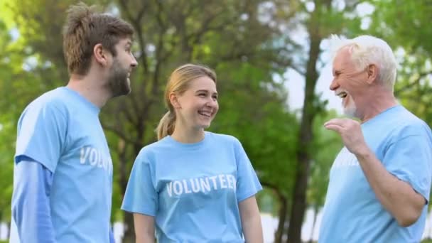 Voluntarios sonrientes dando cinco, gesto de cooperación, proyecto ambiental — Vídeos de Stock