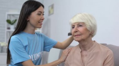 Tür gönüllü tarak yaşlı kadın saç, yaşlı hasta bakımı, birbirlerine gülümseyen