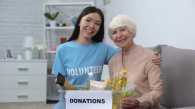 Bağış gıda kutusu tutan kadın emekli sarılma Sevecen aktivist, destek