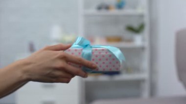 Yaşlı kadına hediye kutusu veren kadın elleri, doğum günü tebrik, aile bakımı