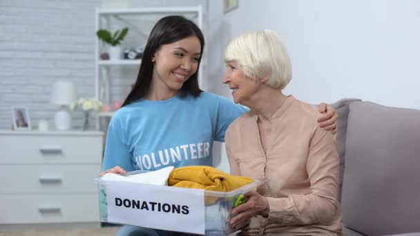 Mujer feliz voluntaria y anciana sosteniendo caja de donaciones, ayuda humanitaria — Vídeos de Stock