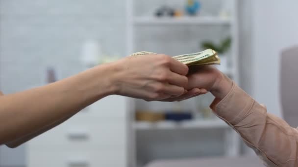 Mujer amable poniendo billete en euros en la mano femenina madura, fondo de caridad, donación — Vídeos de Stock