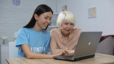 Huzurevi gönüllü öğretim yaşlı bayan dizüstü bilgisayar, online uygulama, teknoloji kullanmak