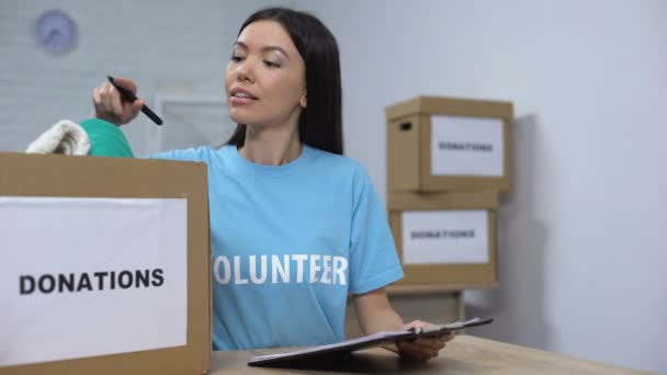 Centro social trabalhador preparando caixa de doação sorrindo câmera, organização de caridade — Vídeo de Stock