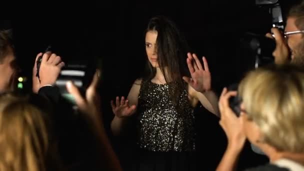 Şaşkın kadın ünlü fotoğrafçılar kameralar, haber elleriyle gizleme — Stok video