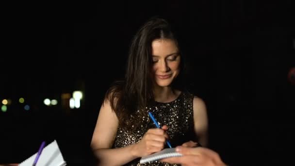 Знаменитая женщина раздавала автографы фанатам ноутбуков на вечерней вечеринке, звездной жизни — стоковое видео