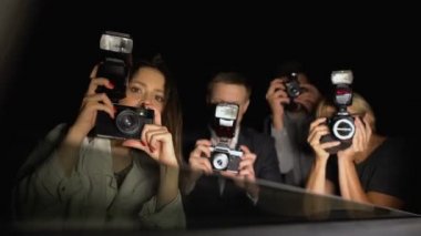 Ünlü gazete paparazzi de arabadan çekim yapma, bakış açısı bakıyor