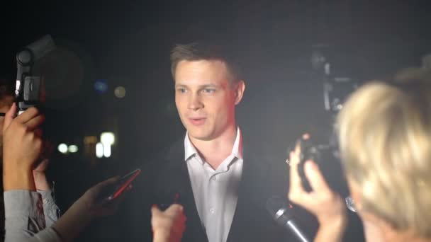 Przystojny aktor dając wywiad na konferencji prasowej przed premierą filmu, Sława — Wideo stockowe