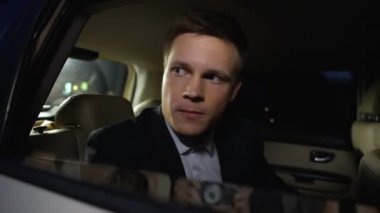 Ünlü erkek süperstar kapanan araba cam, paparazzi kameralar, skandal gizleme