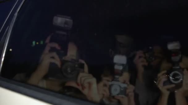 Ζευγάρι διασημοτήτων στο αυτοκίνητο κρύβοντας με το χέρι από φωτογραφικές μηχανές φωτογράφων — Αρχείο Βίντεο