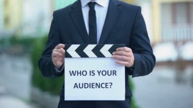 Erkek ünlü, pr elinde clapperboard üzerinde hedef kitle niz soru kimdir