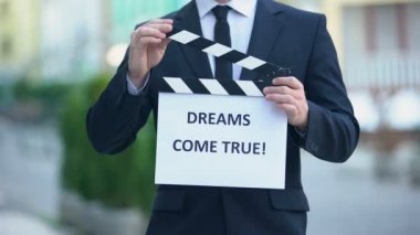 Hayaller yapımcı, sinematografi elinde clapperboard üzerinde gerçek ifade geliyor