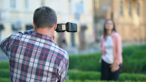 Női modell pózol a férfi fotós kamera, fotó ülésén a nyári parkban — Stock videók