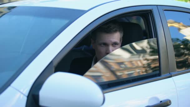 Hombre de traje espiando desde el coche usando prismáticos, investigación detective privada — Vídeo de stock