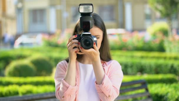 Fotógrafa femenina tomando fotos con cámara en el parque, lecciones para principiantes — Vídeos de Stock