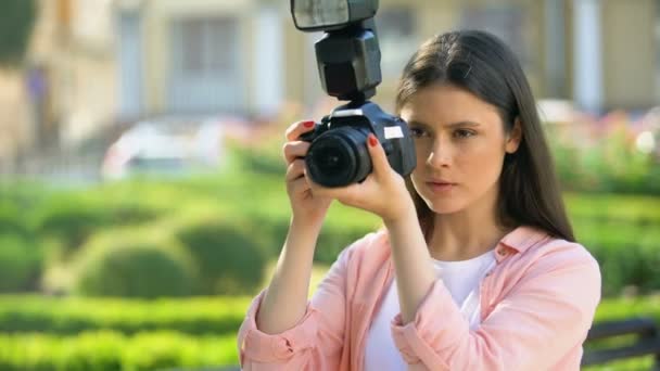 Ženská fotografka pracující s fotoaparátem v parku, vadné problémy s technikou — Stock video