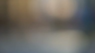 Bulanık arka plana karşı kamera objektifi gösteren kadın elyakın çekim