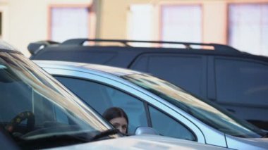 Kadın sarı basın gazeteci otoparkta saklanıyor, fotoğraf çekmek, sansasyon